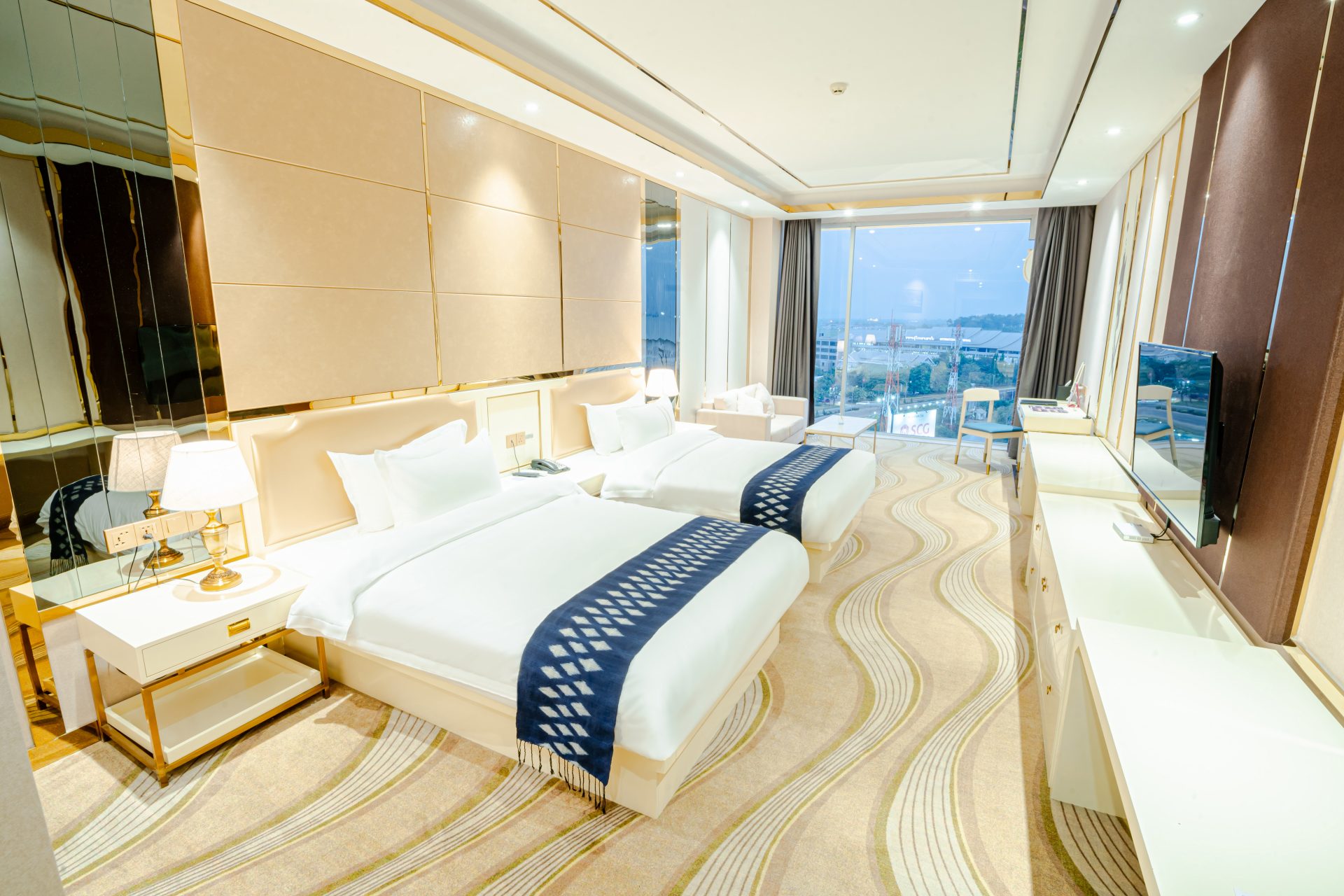 DELUXE TWIN CITY VIEW